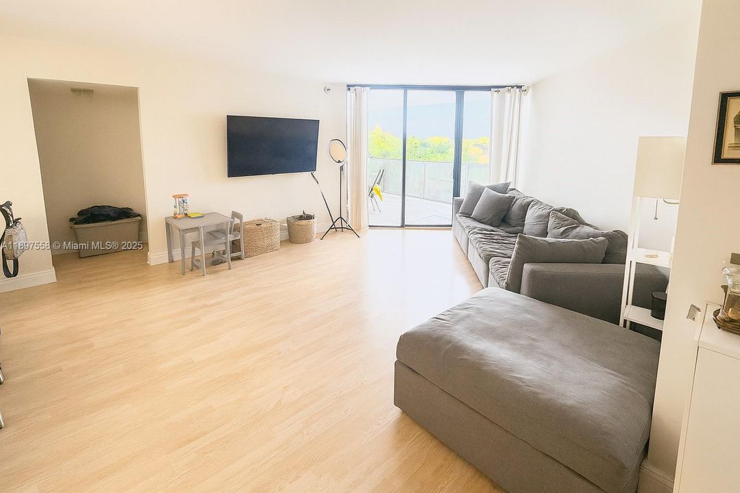 For Rent: $3,200 (2 beds, 2 baths, 1187 Square Feet)