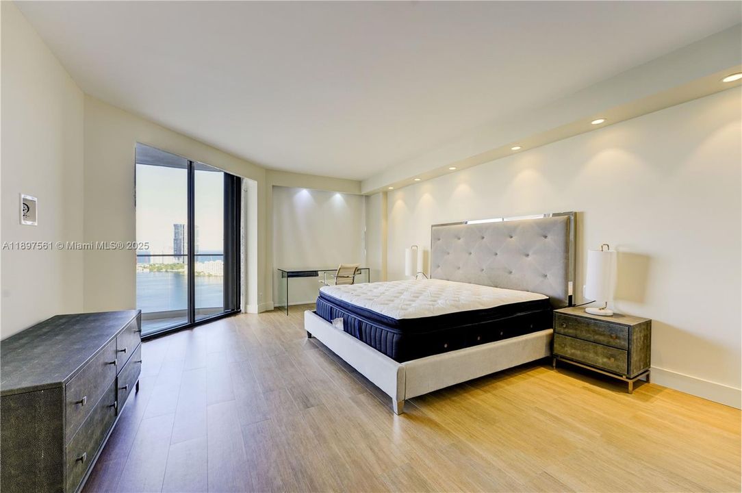 For Sale: $1,549,000 (2 beds, 3 baths, 2150 Square Feet)