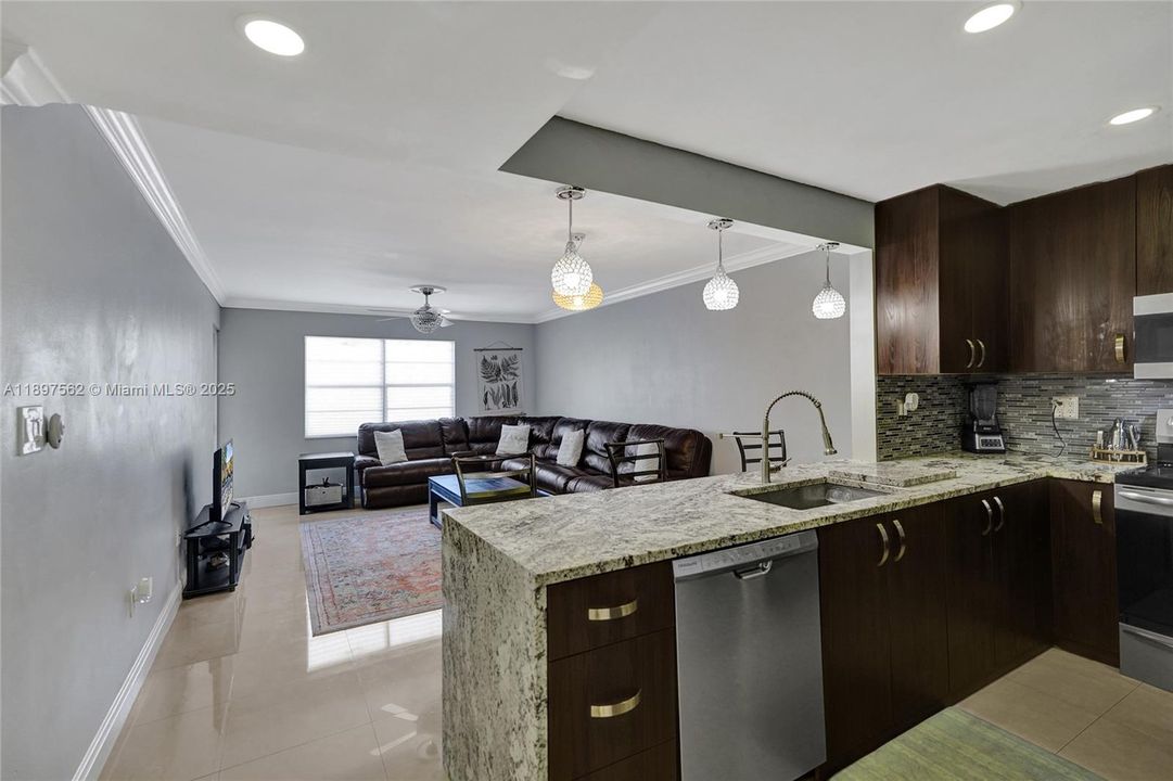 待售: $185,000 (2 贝兹, 2 浴室, 950 平方英尺)