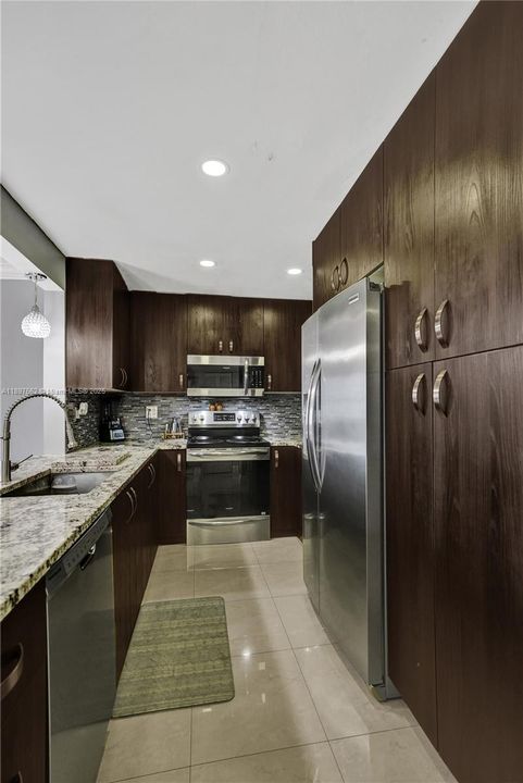 待售: $185,000 (2 贝兹, 2 浴室, 950 平方英尺)