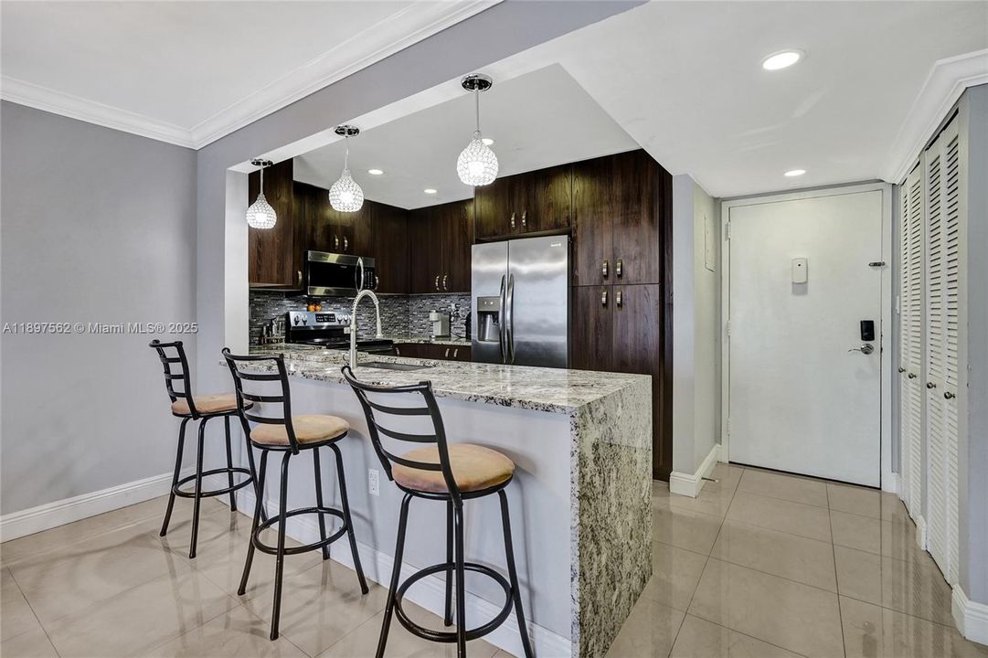 待售: $185,000 (2 贝兹, 2 浴室, 950 平方英尺)