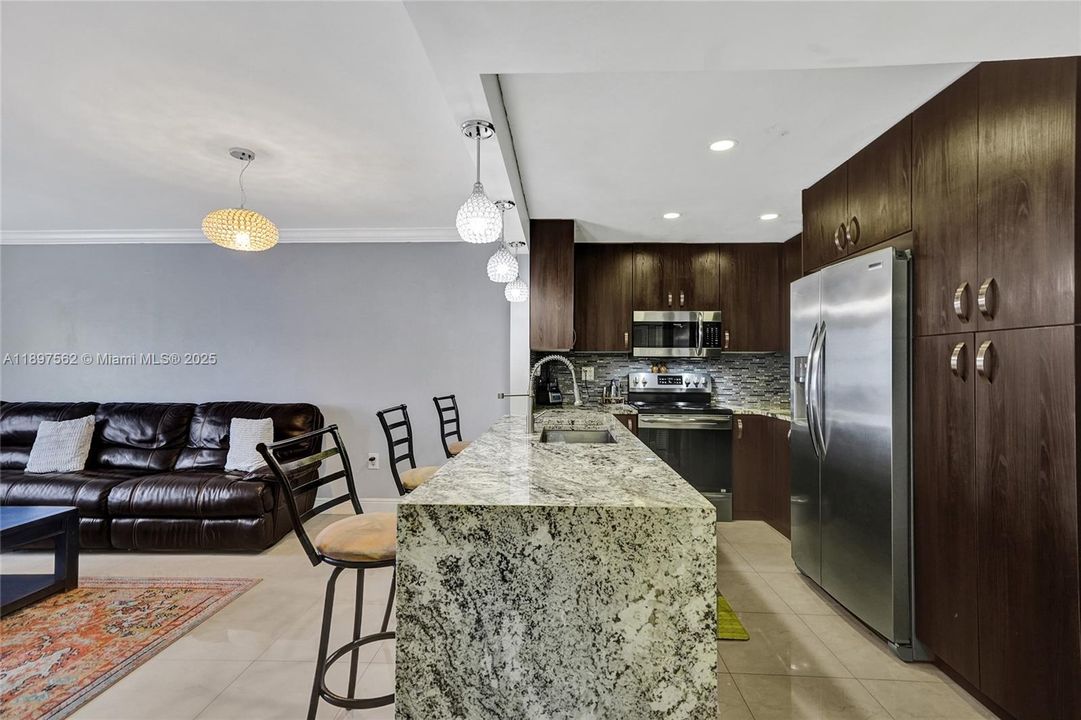 待售: $185,000 (2 贝兹, 2 浴室, 950 平方英尺)