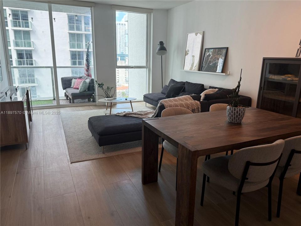 Recently Rented: $3,000 (1 beds, 1 baths, 806 Square Feet)