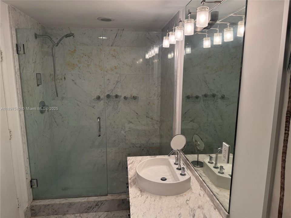 Recently Rented: $3,000 (1 beds, 1 baths, 806 Square Feet)