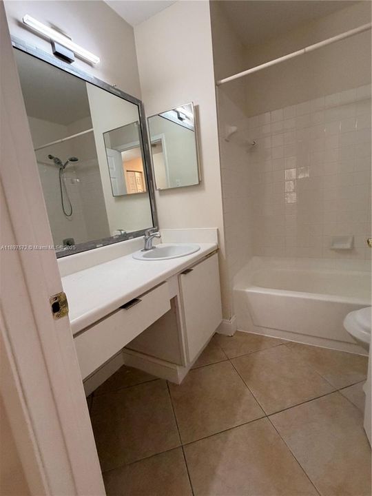 出租: $2,100 (2 贝兹, 2 浴室, 1093 平方英尺)