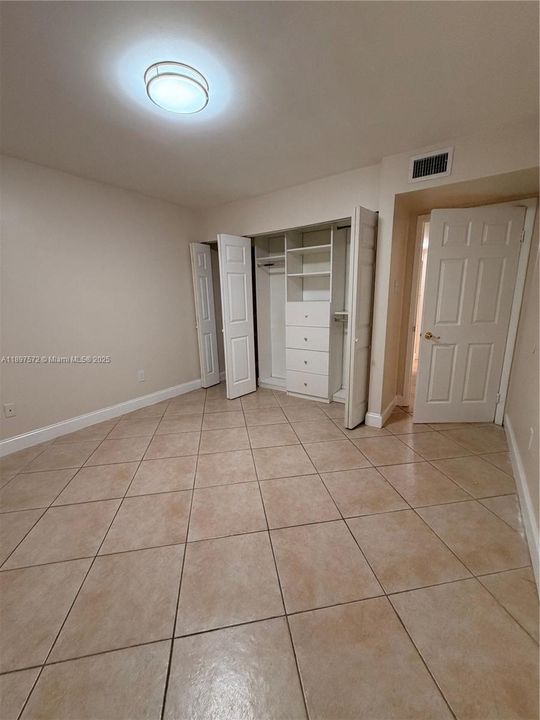 出租: $2,100 (2 贝兹, 2 浴室, 1093 平方英尺)