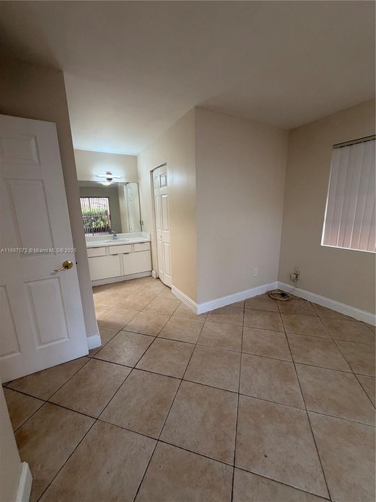 出租: $2,100 (2 贝兹, 2 浴室, 1093 平方英尺)