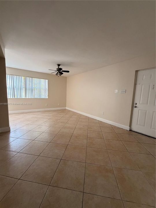 出租: $2,100 (2 贝兹, 2 浴室, 1093 平方英尺)