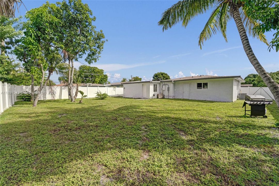 For Sale: $690,000 (5 beds, 3 baths, 1802 Square Feet)