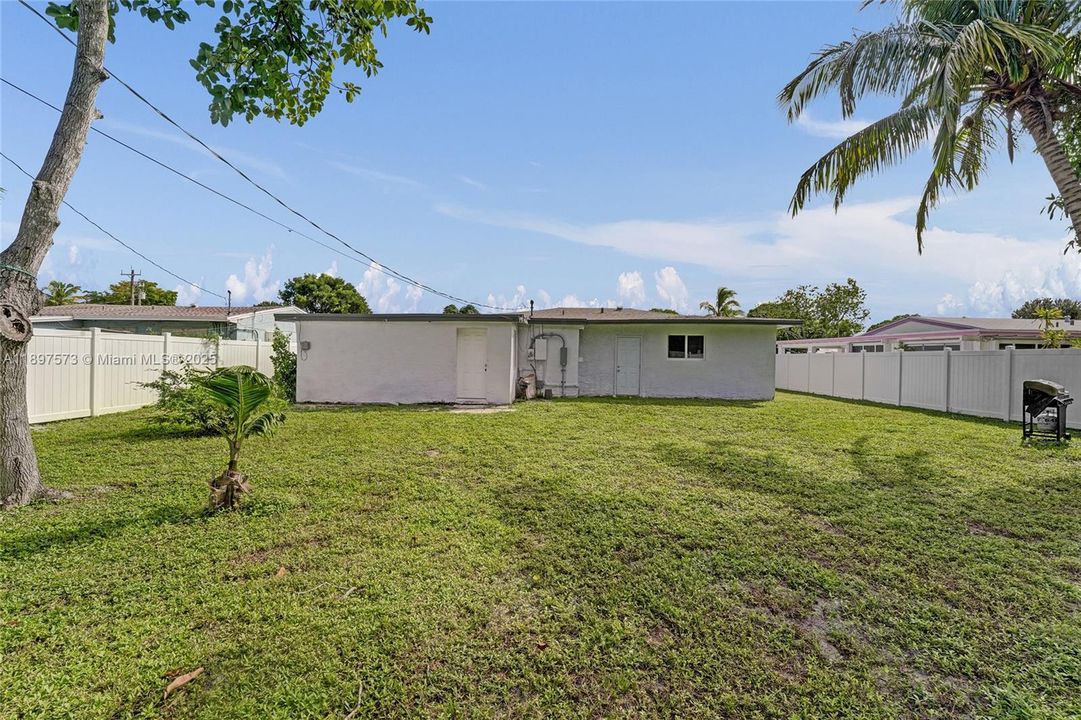 For Sale: $690,000 (5 beds, 3 baths, 1802 Square Feet)