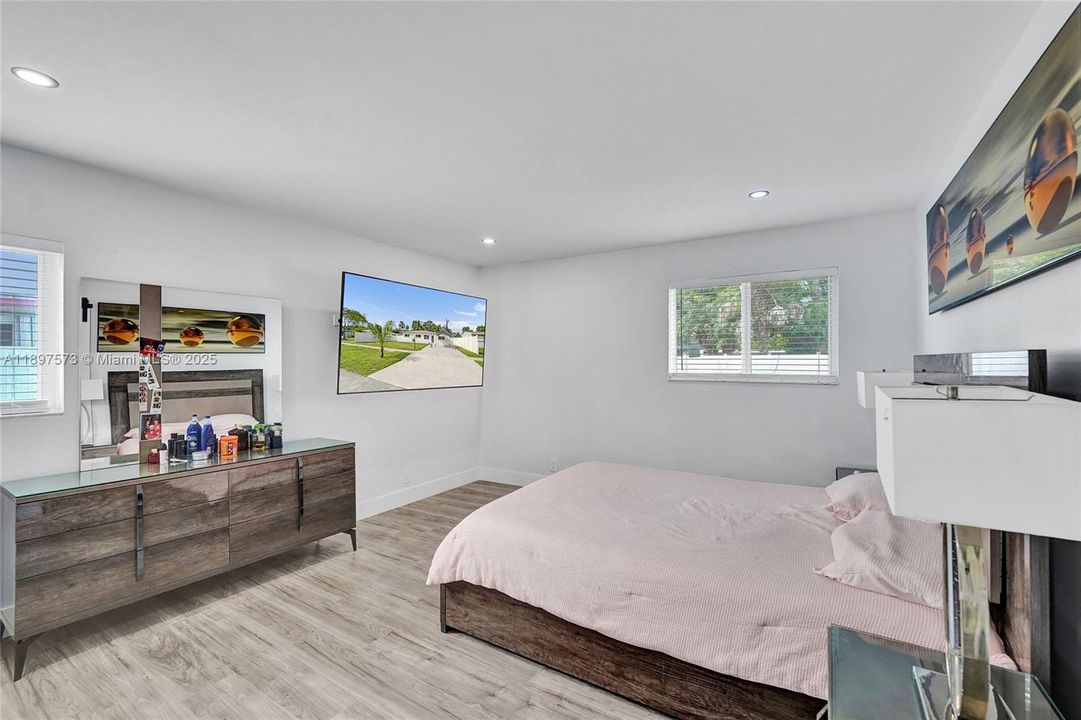 For Sale: $690,000 (5 beds, 3 baths, 1802 Square Feet)