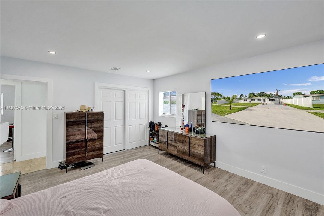 For Sale: $690,000 (5 beds, 3 baths, 1802 Square Feet)