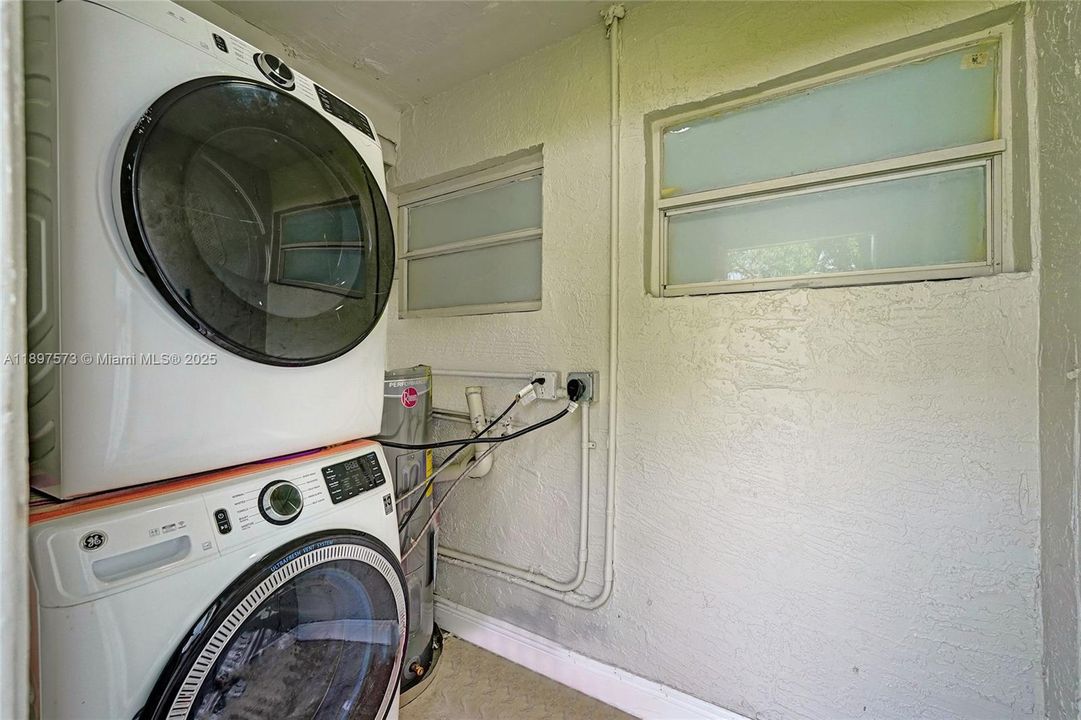 For Sale: $690,000 (5 beds, 3 baths, 1802 Square Feet)