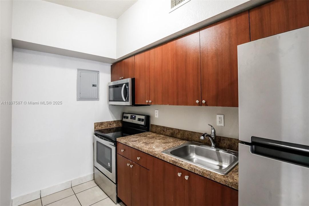 Recently Rented: $2,420 (3 beds, 2 baths, 1024 Square Feet)