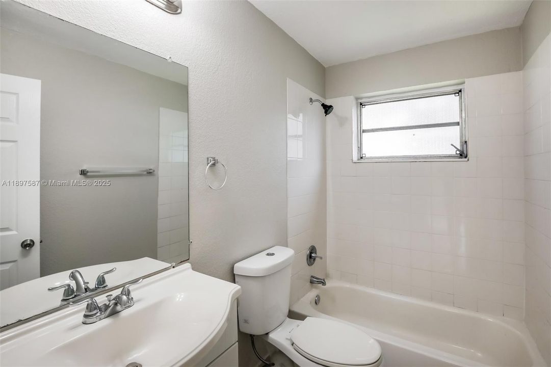 Recently Rented: $2,420 (3 beds, 2 baths, 1024 Square Feet)