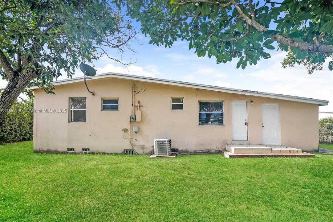 Recently Rented: $2,420 (3 beds, 2 baths, 1024 Square Feet)