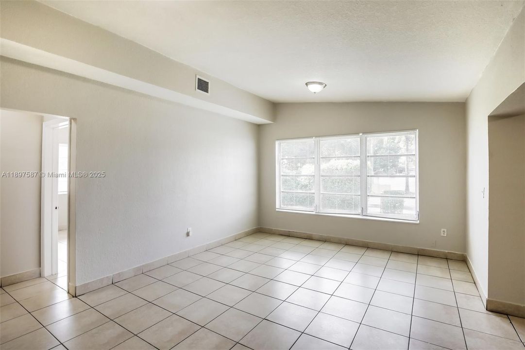 Recently Rented: $2,420 (3 beds, 2 baths, 1024 Square Feet)