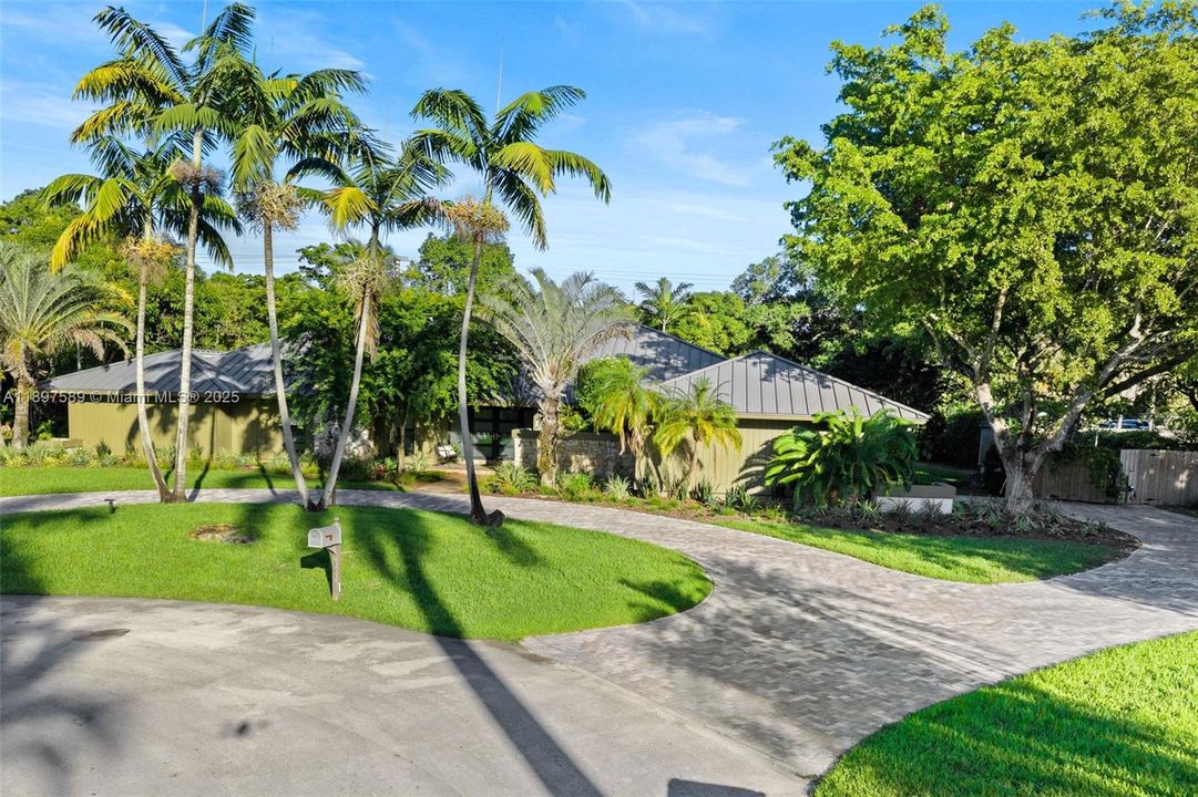 For Sale: $2,200,000 (5 beds, 4 baths, 3641 Square Feet)