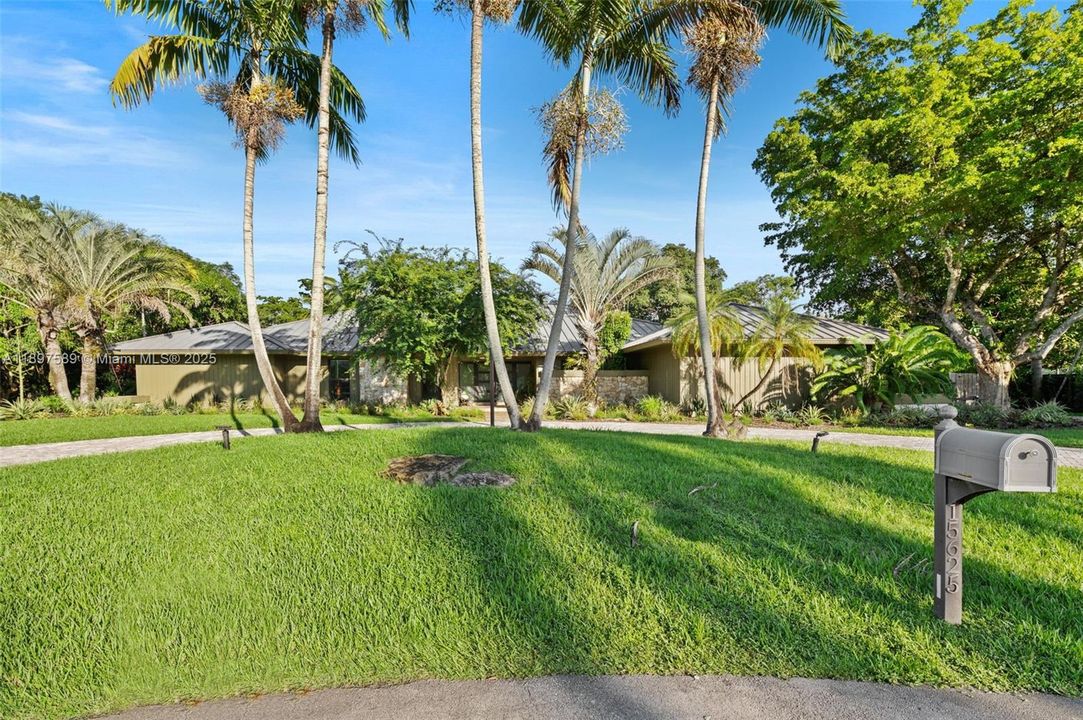 For Sale: $2,200,000 (5 beds, 4 baths, 3641 Square Feet)