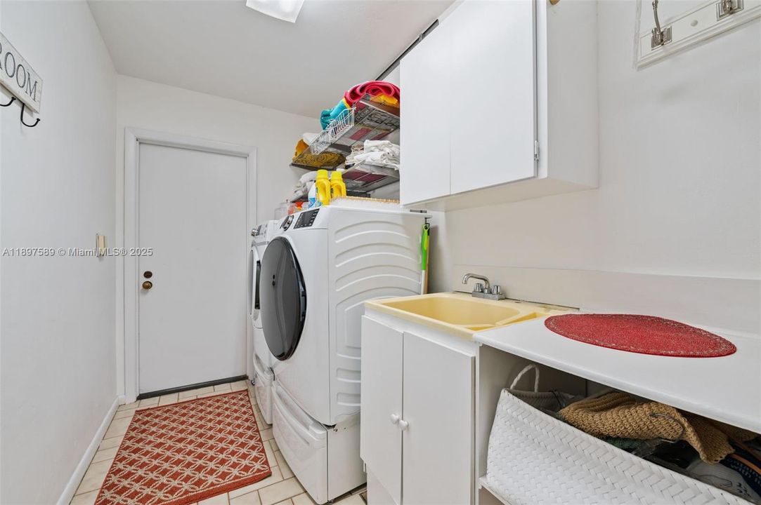 For Sale: $2,200,000 (5 beds, 4 baths, 3641 Square Feet)