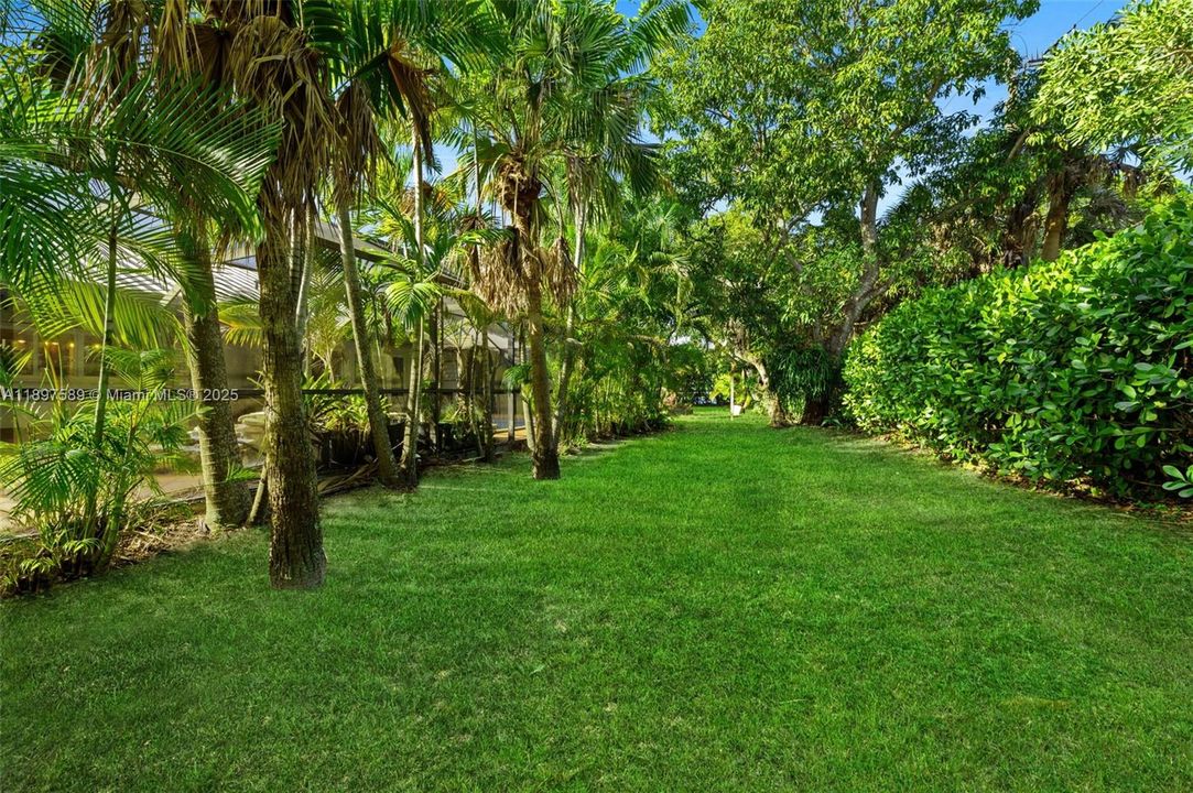 For Sale: $2,200,000 (5 beds, 4 baths, 3641 Square Feet)