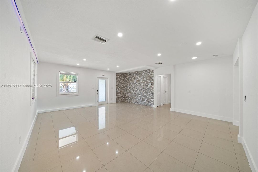 For Rent: $2,200 (2 beds, 1 baths, 1292 Square Feet)