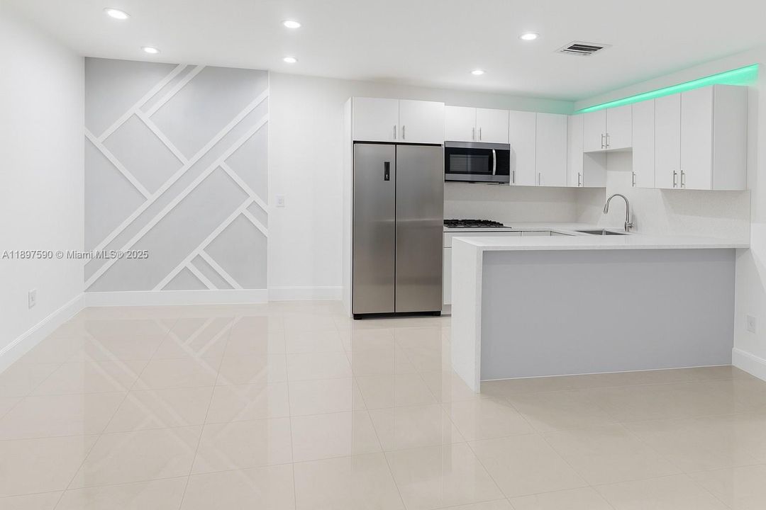 For Rent: $2,200 (2 beds, 1 baths, 1292 Square Feet)