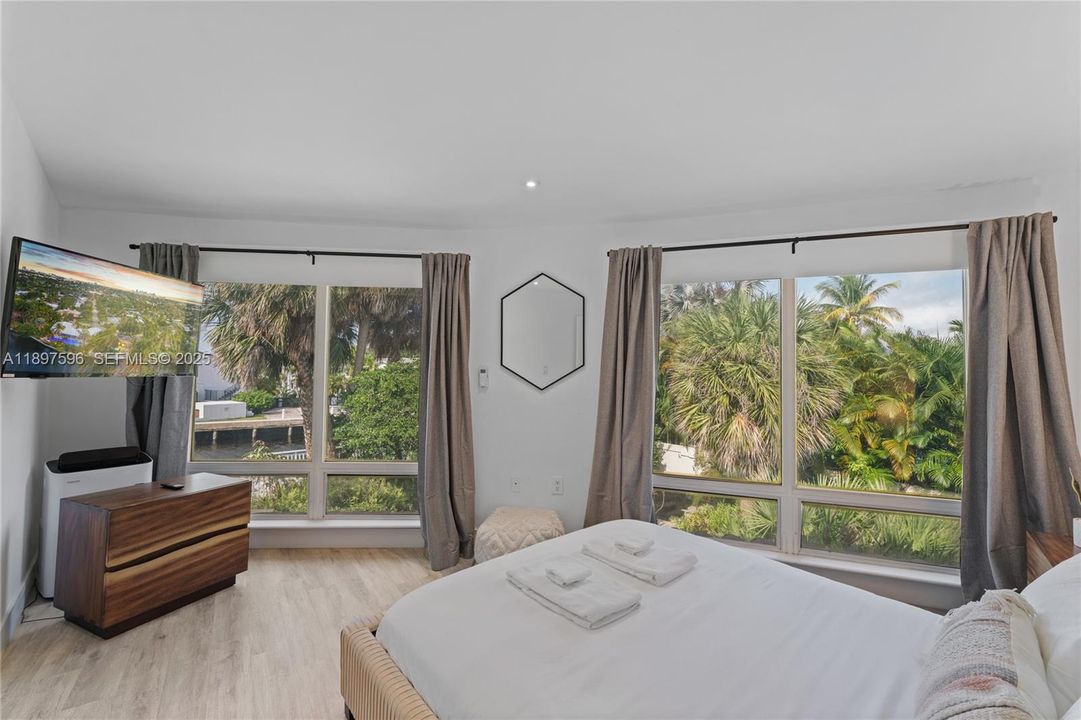 For Sale: $2,425,000 (7 beds, 3 baths, 3669 Square Feet)