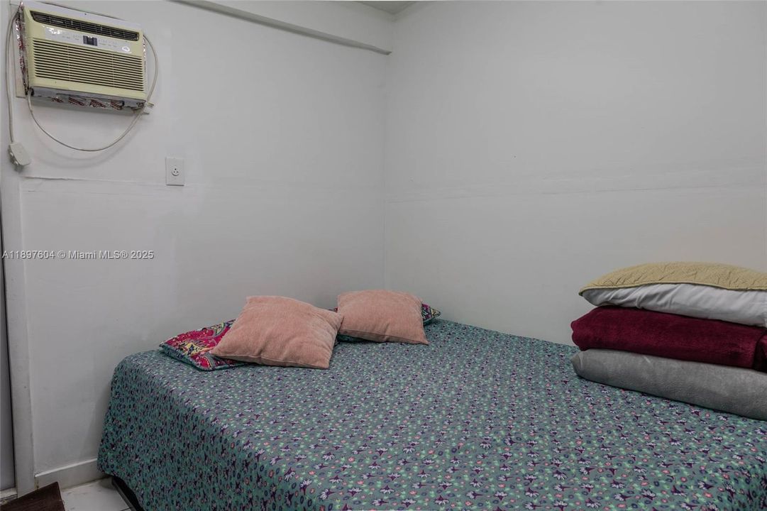 合同活跃: $630,000 (4 贝兹, 2 浴室, 1592 平方英尺)