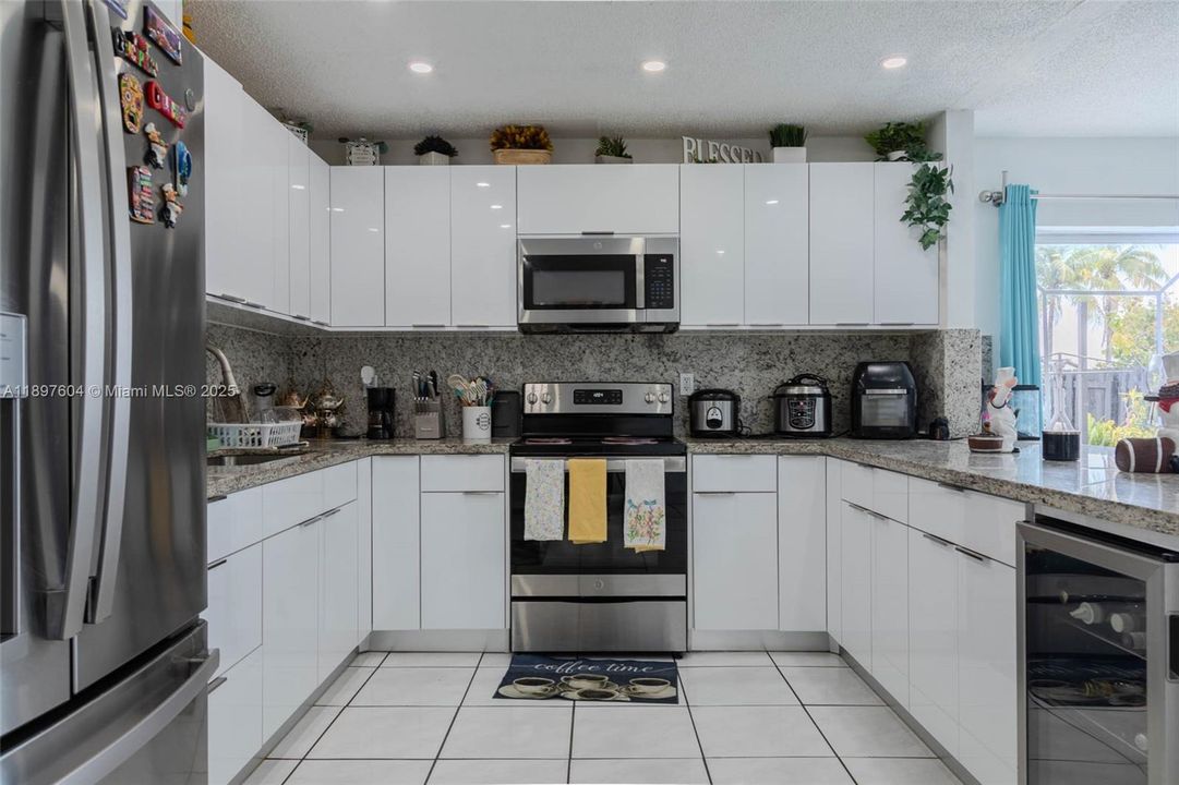 合同活跃: $630,000 (4 贝兹, 2 浴室, 1592 平方英尺)