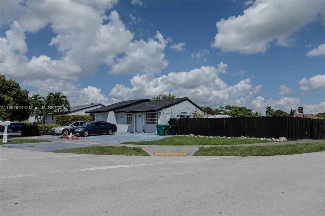 合同活跃: $630,000 (4 贝兹, 2 浴室, 1592 平方英尺)