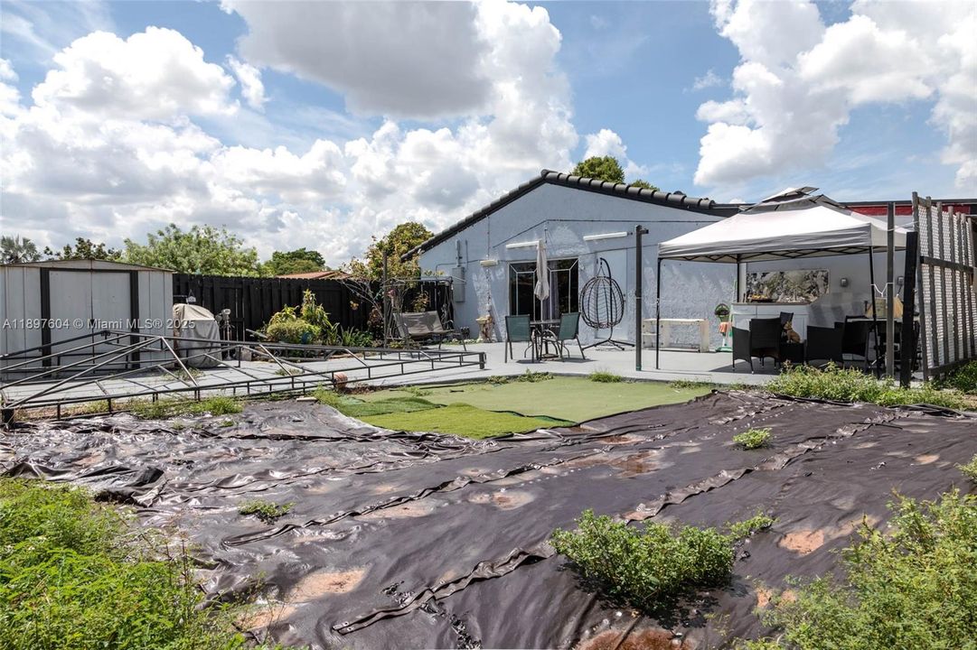 合同活跃: $630,000 (4 贝兹, 2 浴室, 1592 平方英尺)