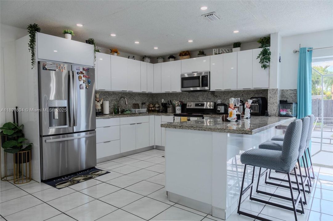 合同活跃: $630,000 (4 贝兹, 2 浴室, 1592 平方英尺)