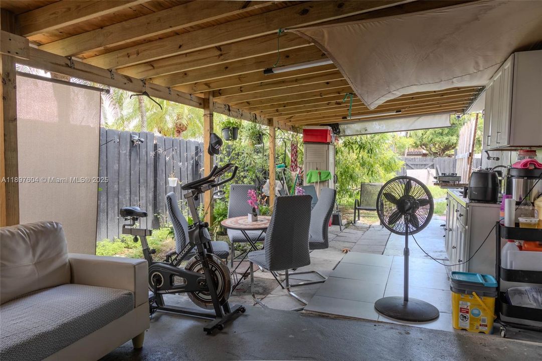 合同活跃: $630,000 (4 贝兹, 2 浴室, 1592 平方英尺)