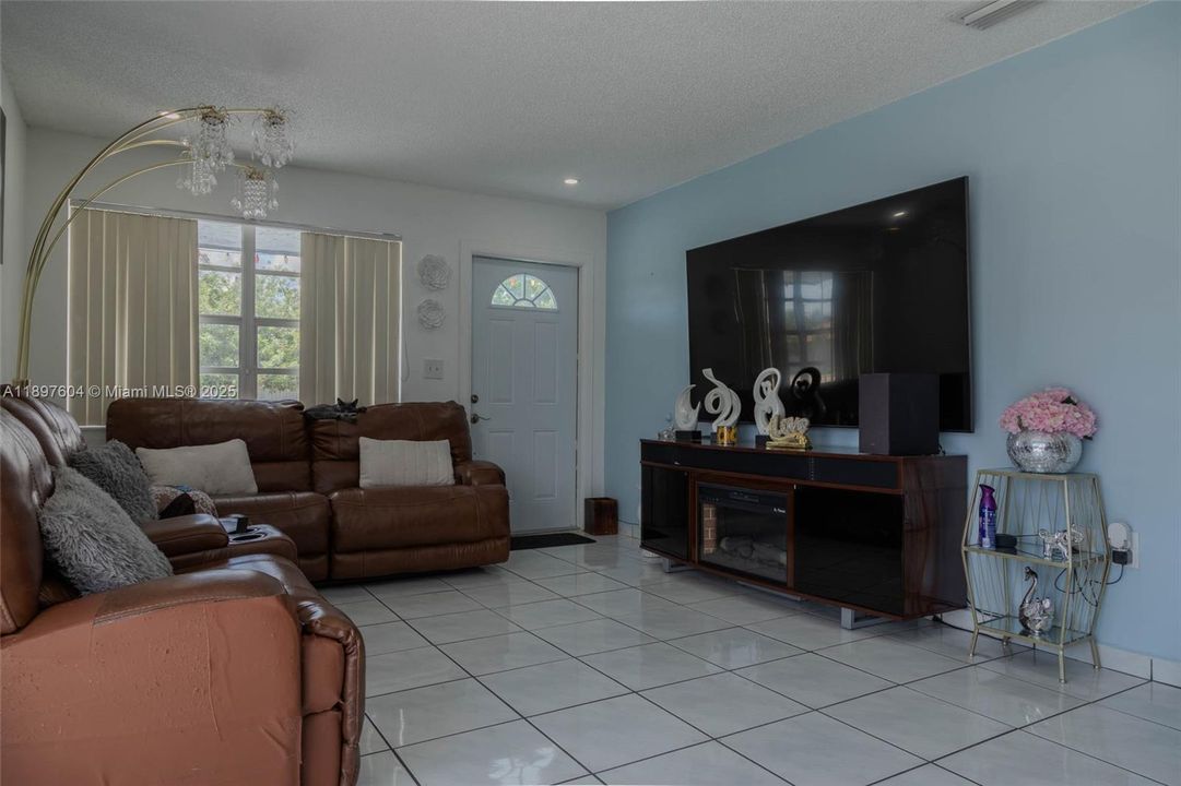 合同活跃: $630,000 (4 贝兹, 2 浴室, 1592 平方英尺)