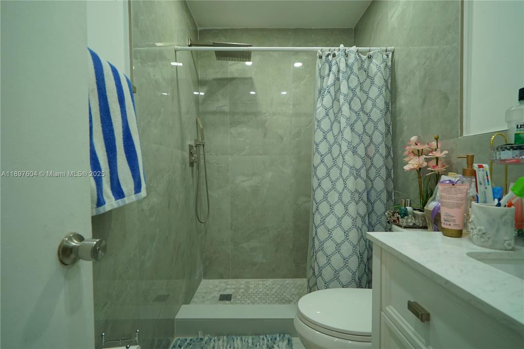 合同活跃: $630,000 (4 贝兹, 2 浴室, 1592 平方英尺)