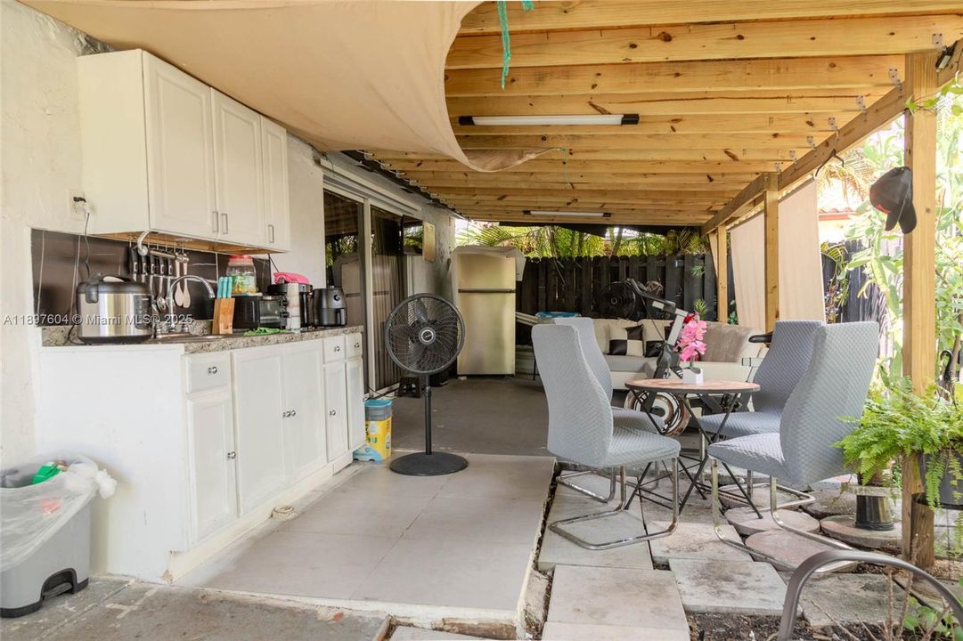 合同活跃: $630,000 (4 贝兹, 2 浴室, 1592 平方英尺)