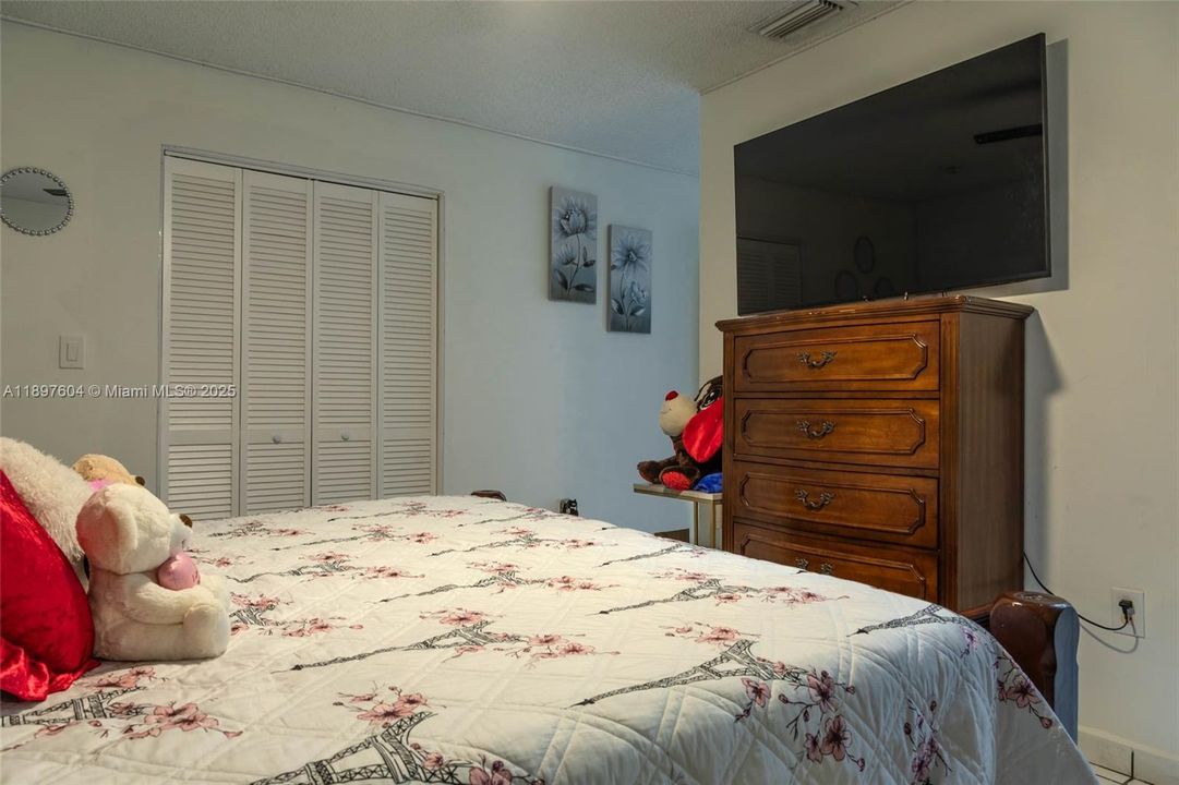 合同活跃: $630,000 (4 贝兹, 2 浴室, 1592 平方英尺)