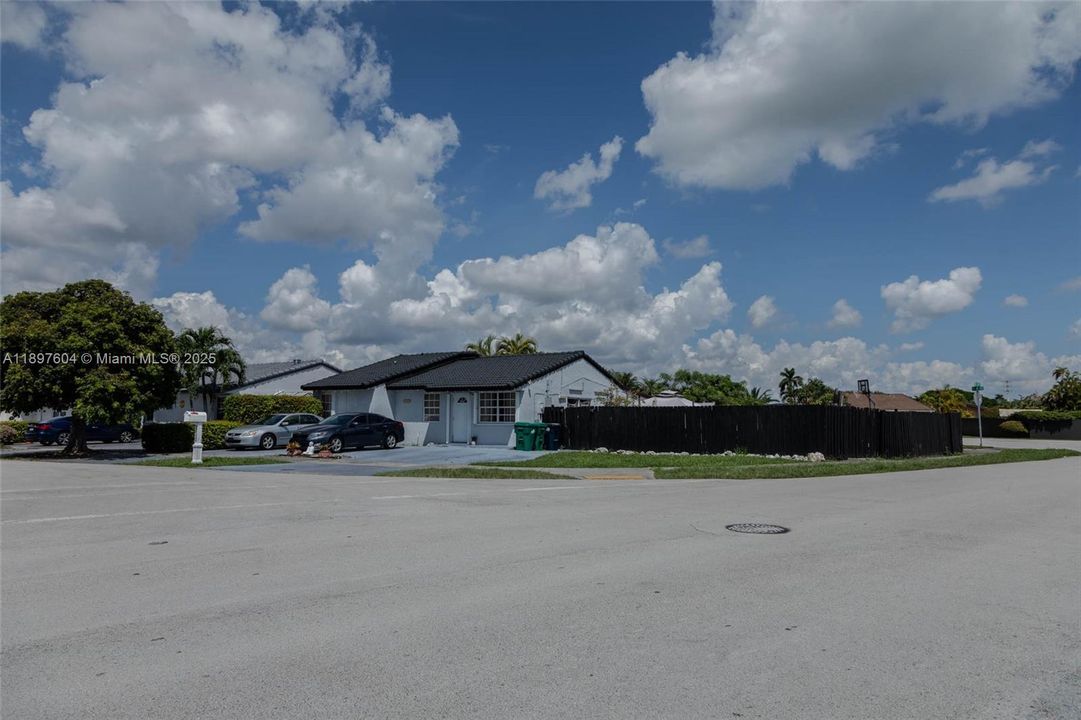 合同活跃: $630,000 (4 贝兹, 2 浴室, 1592 平方英尺)