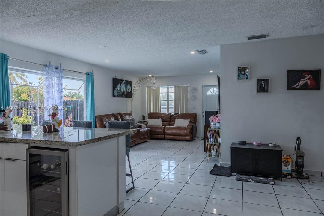 合同活跃: $630,000 (4 贝兹, 2 浴室, 1592 平方英尺)