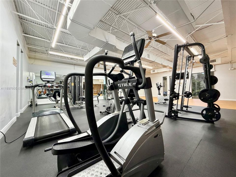 待售: $239,900 (2 贝兹, 2 浴室, 1002 平方英尺)