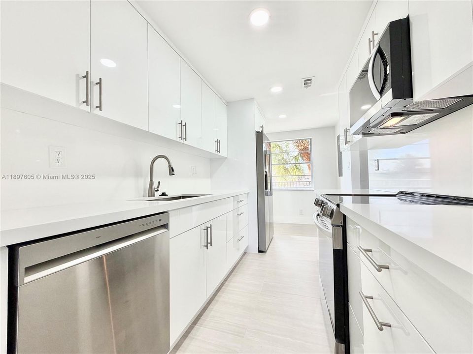 待售: $239,900 (2 贝兹, 2 浴室, 1002 平方英尺)