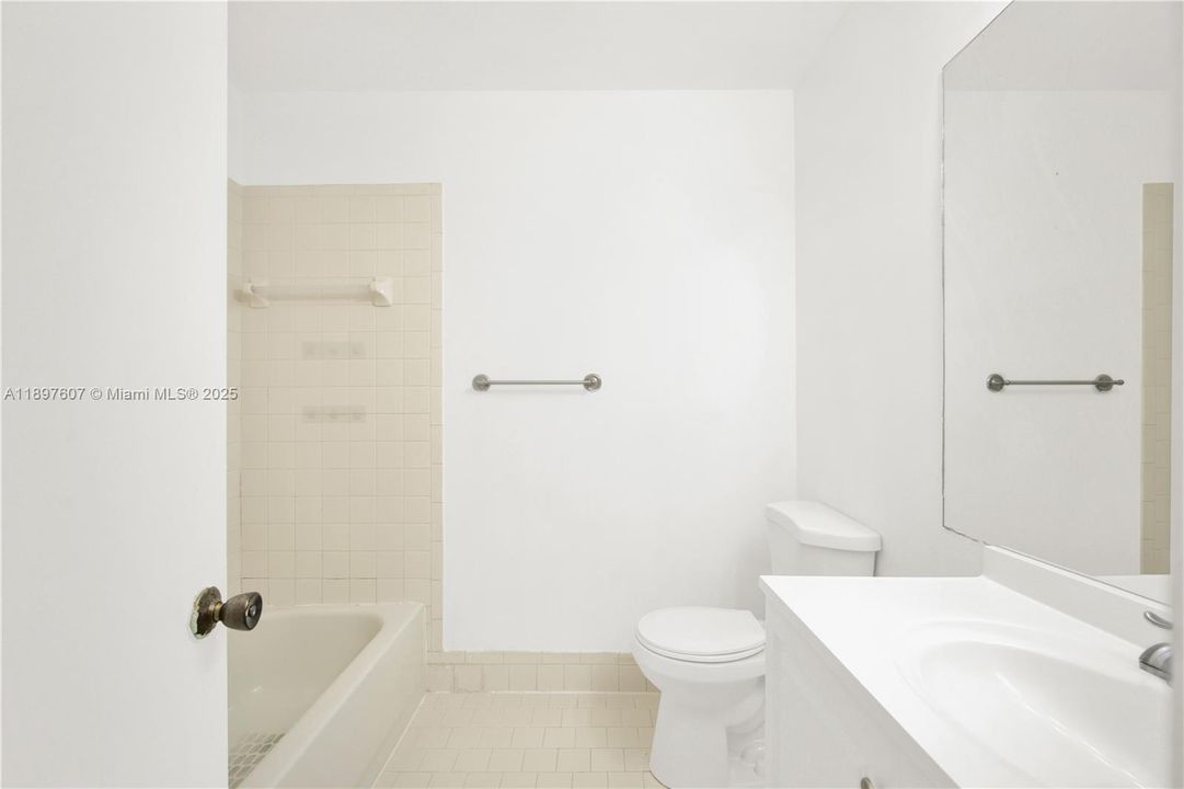 Activo con contrato: $2,600 (4 camas, 3 baños, 1386 Pies cuadrados)