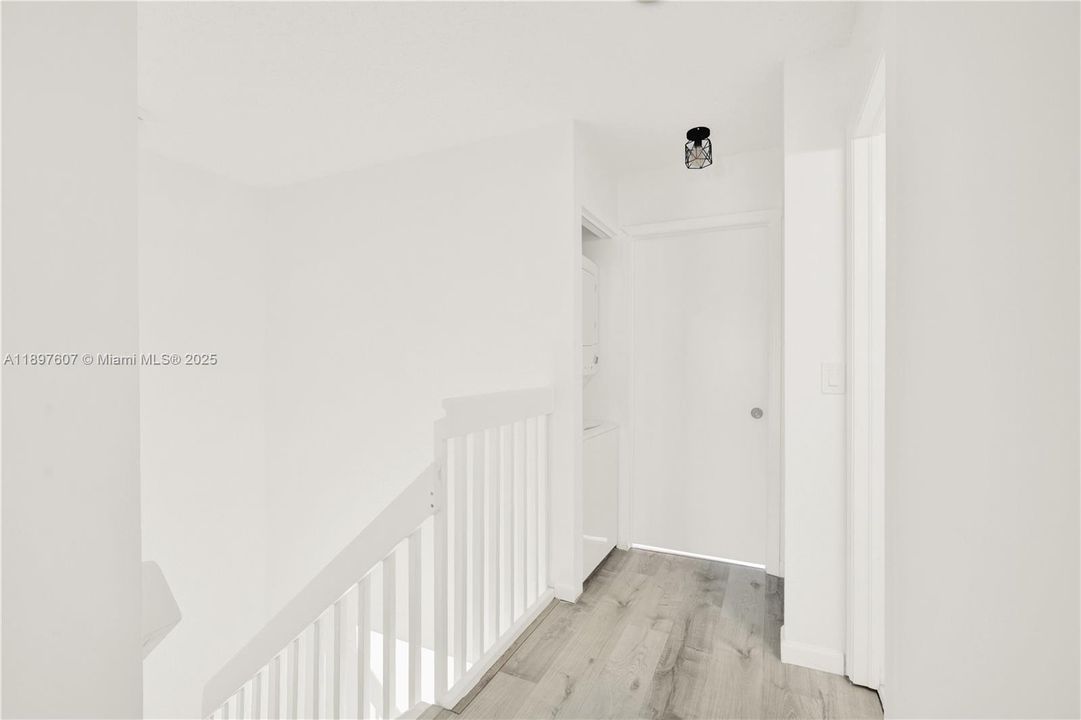 Activo con contrato: $2,600 (4 camas, 3 baños, 1386 Pies cuadrados)