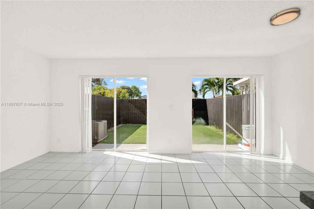 Activo con contrato: $2,600 (4 camas, 3 baños, 1386 Pies cuadrados)