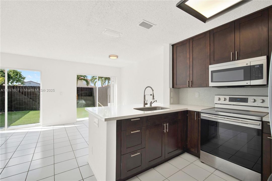 Activo con contrato: $2,600 (4 camas, 3 baños, 1386 Pies cuadrados)