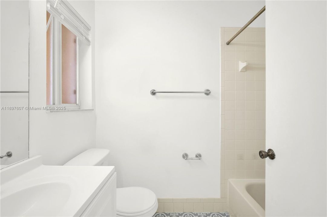 Activo con contrato: $2,600 (4 camas, 3 baños, 1386 Pies cuadrados)