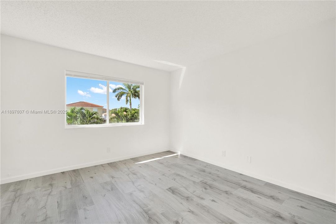 Activo con contrato: $2,600 (4 camas, 3 baños, 1386 Pies cuadrados)