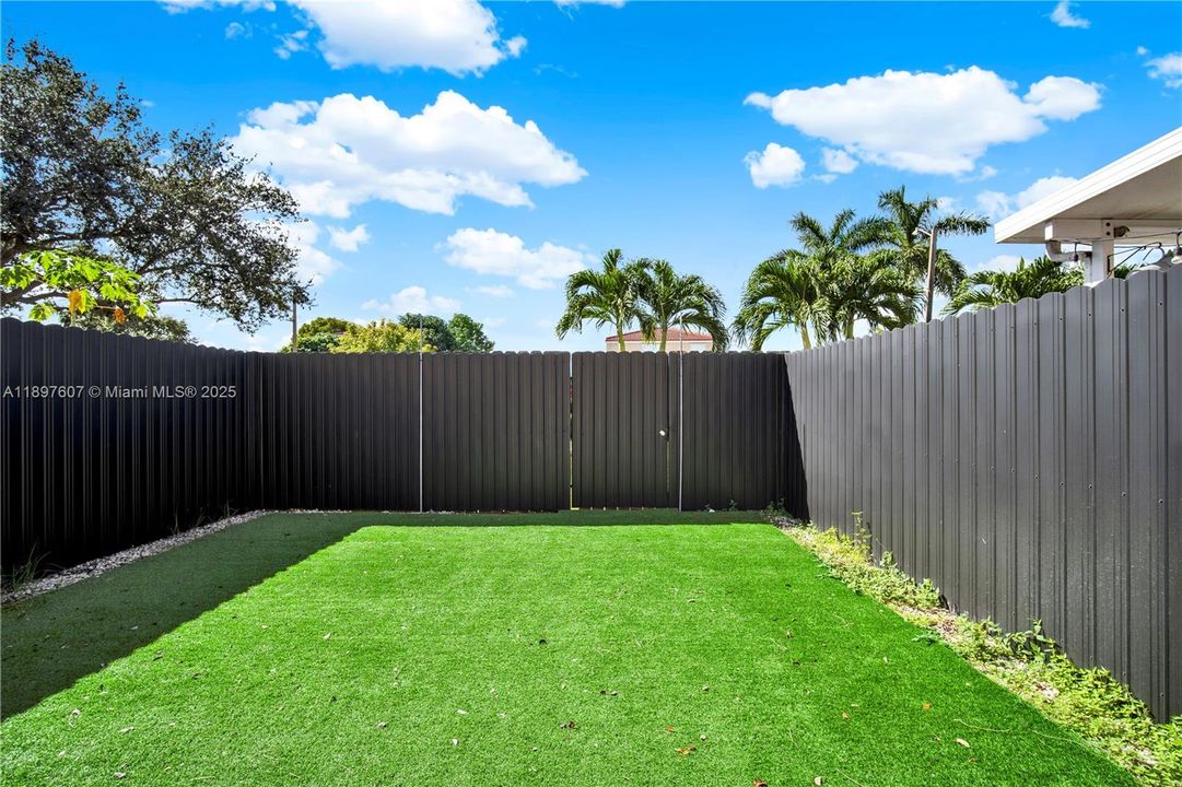 Activo con contrato: $2,600 (4 camas, 3 baños, 1386 Pies cuadrados)