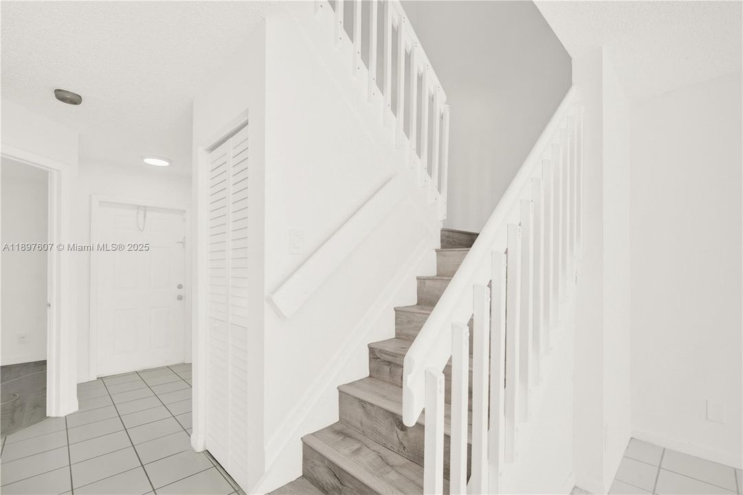 Activo con contrato: $2,600 (4 camas, 3 baños, 1386 Pies cuadrados)